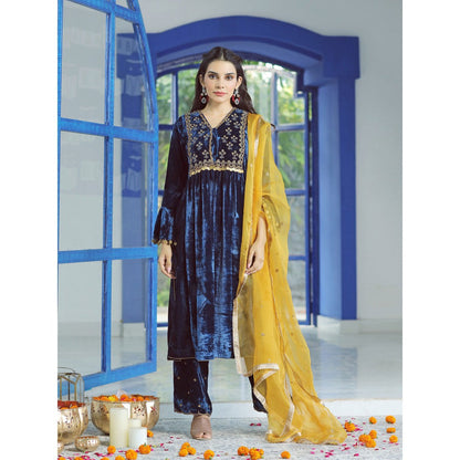 Pairaahan Falak Velvet Embroidered Kurta (Set of 3)