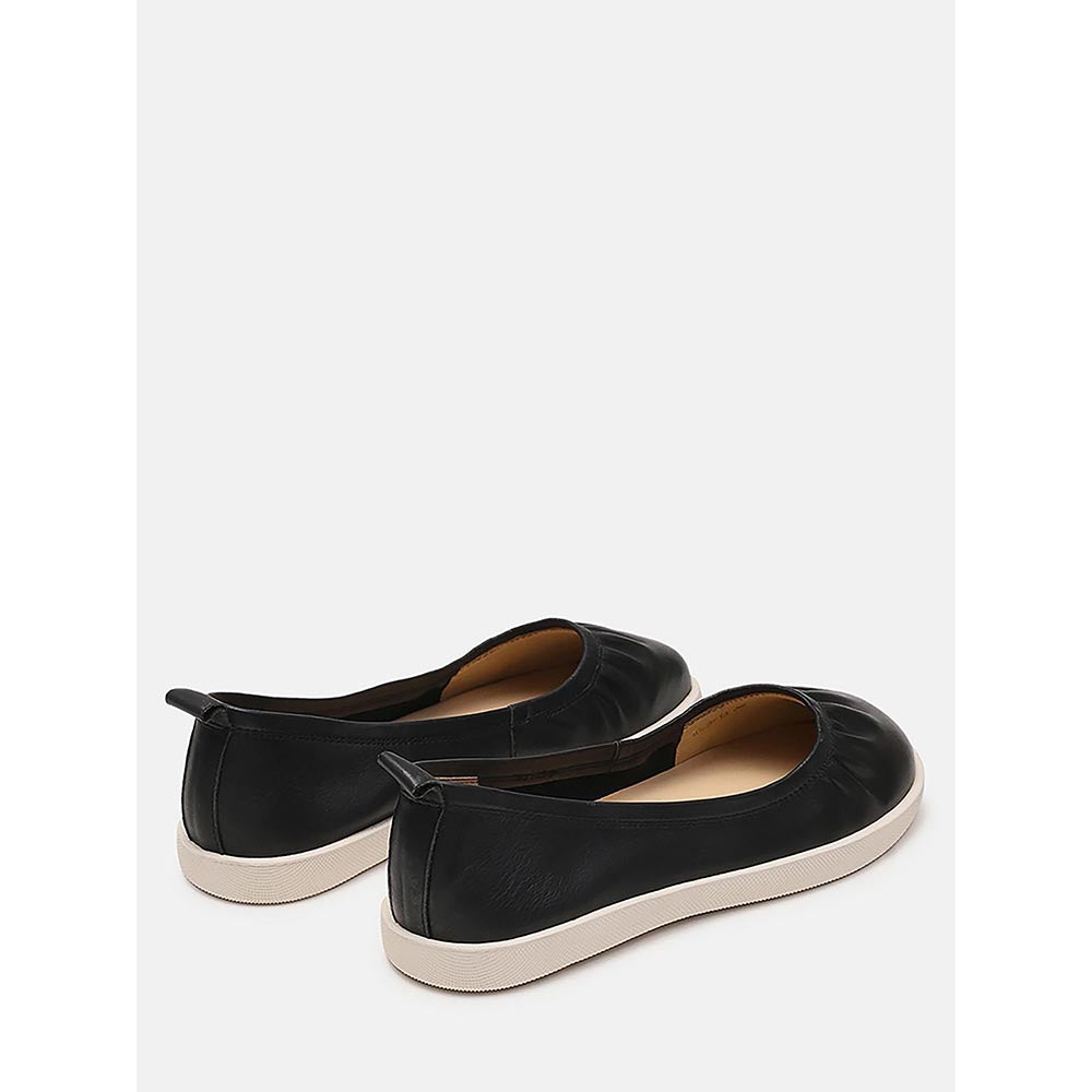 PAZZION Women's Black Tammy Ruched Round-Toe Ballerina
