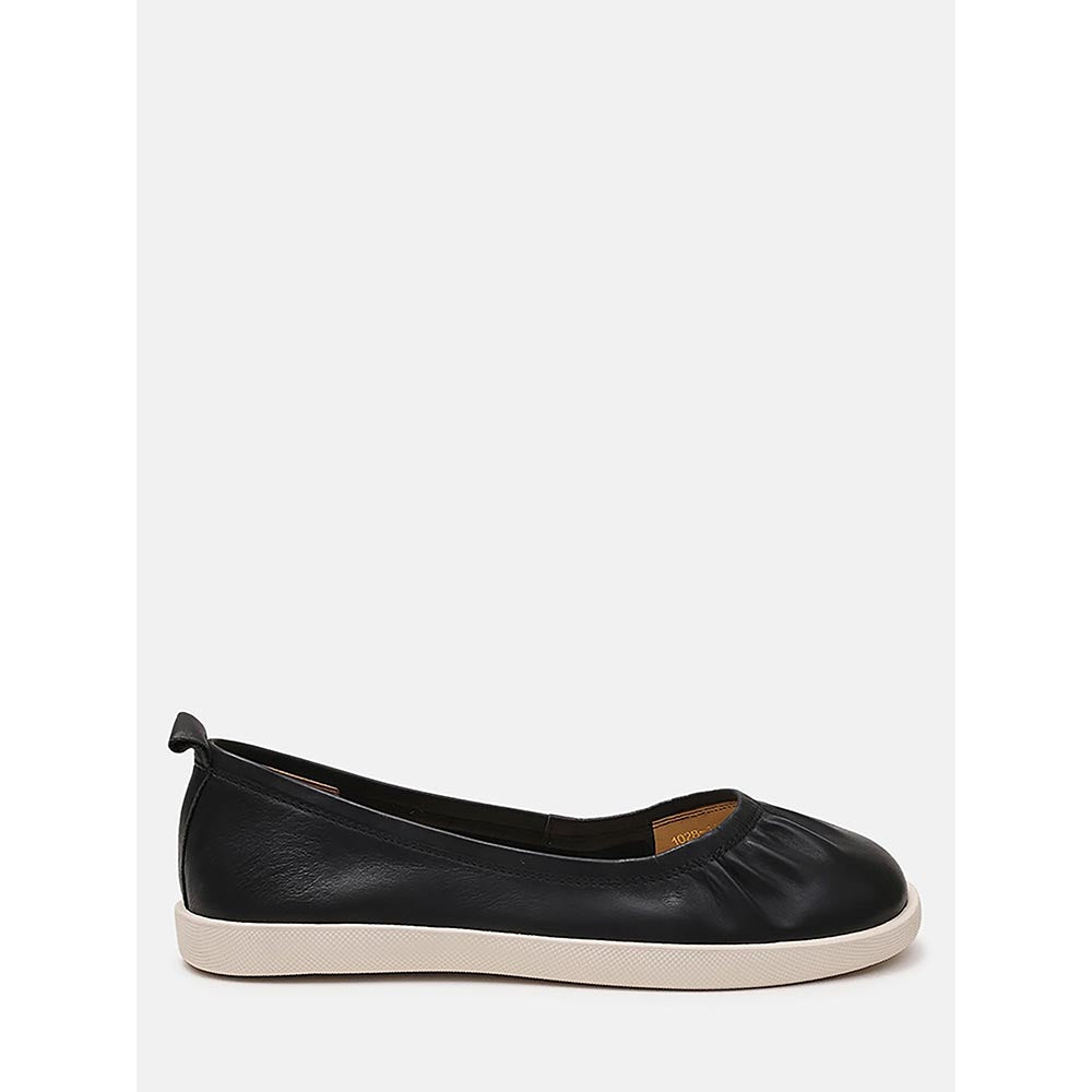 PAZZION Women's Black Tammy Ruched Round-Toe Ballerina