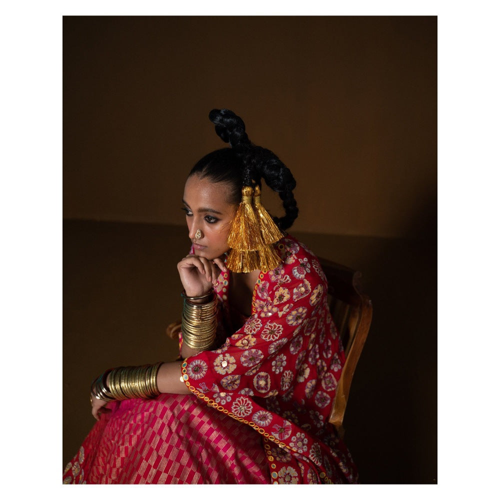 POOJA RAJGARHIA GUPTA Aalta Lehenga with Blouse and Cape (Set of 3)