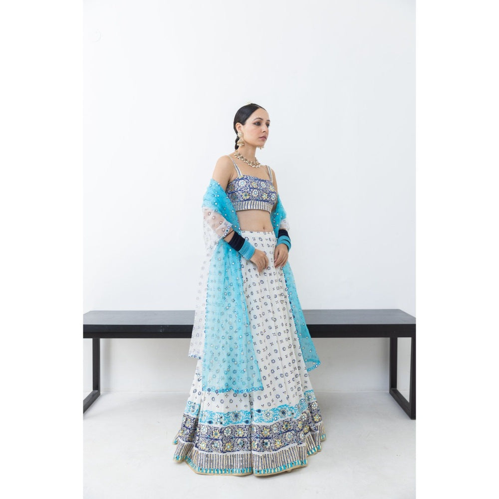 POOJA RAJGARHIA GUPTA Raatraani Lehenga with Blouse and Dupatta (Set of 3)