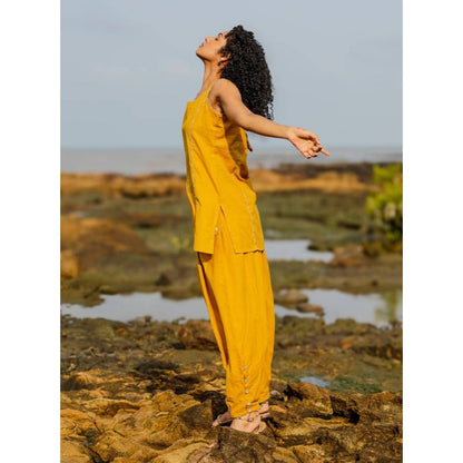 PRATHAA Women Yellow Cotton Solid Kurti with Pant