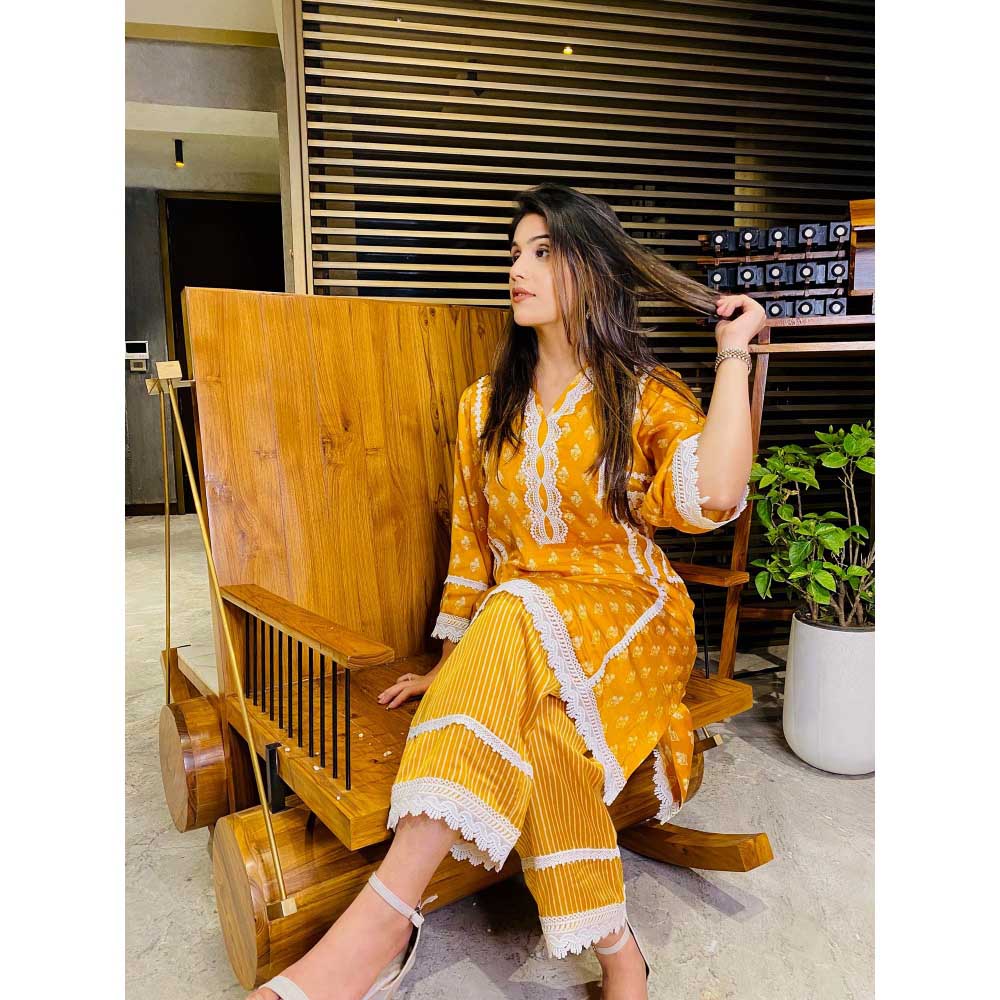 Pairaahan Inari Kurta (Set of 2)