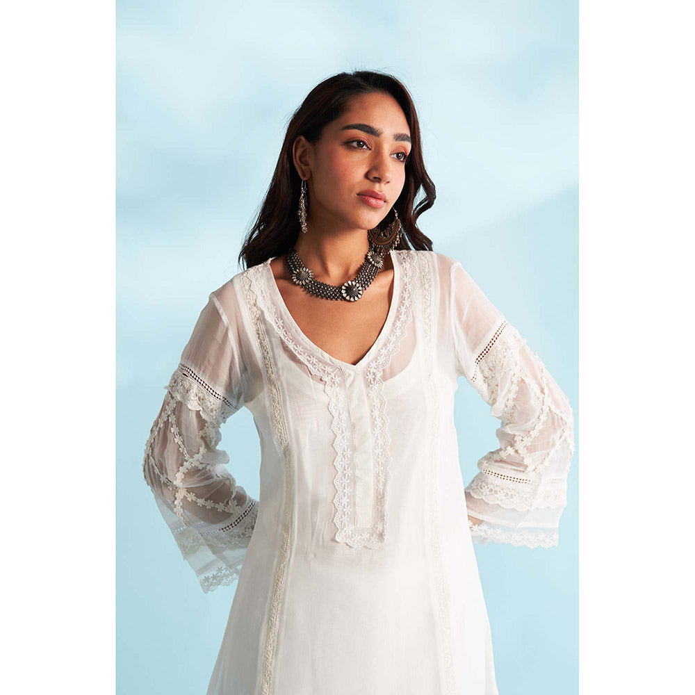 Roze Naira White Kurta with Pant and Dupatta (Set of 3)