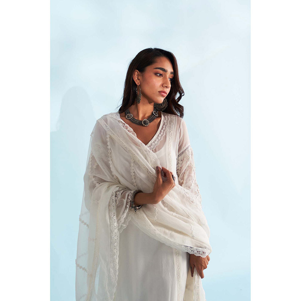 Roze Naira White Kurta with Pant and Dupatta (Set of 3)