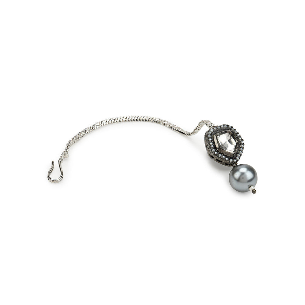 RUBY RAANG STUDIO Nai Fiza Neutraal Silver Pearl Embellished Maang Tikka