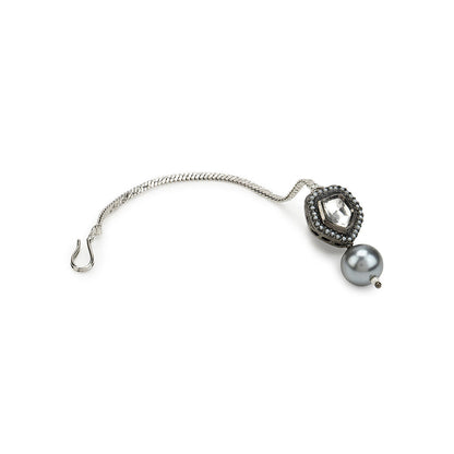 RUBY RAANG STUDIO Nai Fiza Neutraal Silver Pearl Embellished Maang Tikka
