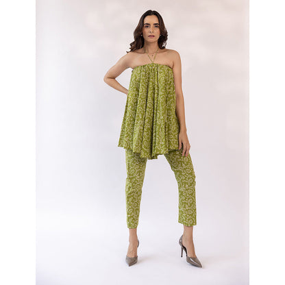 SHAAKHA Green Floral Printed Sleeveless Halter Neck Kurta With Pant (Set of 2)