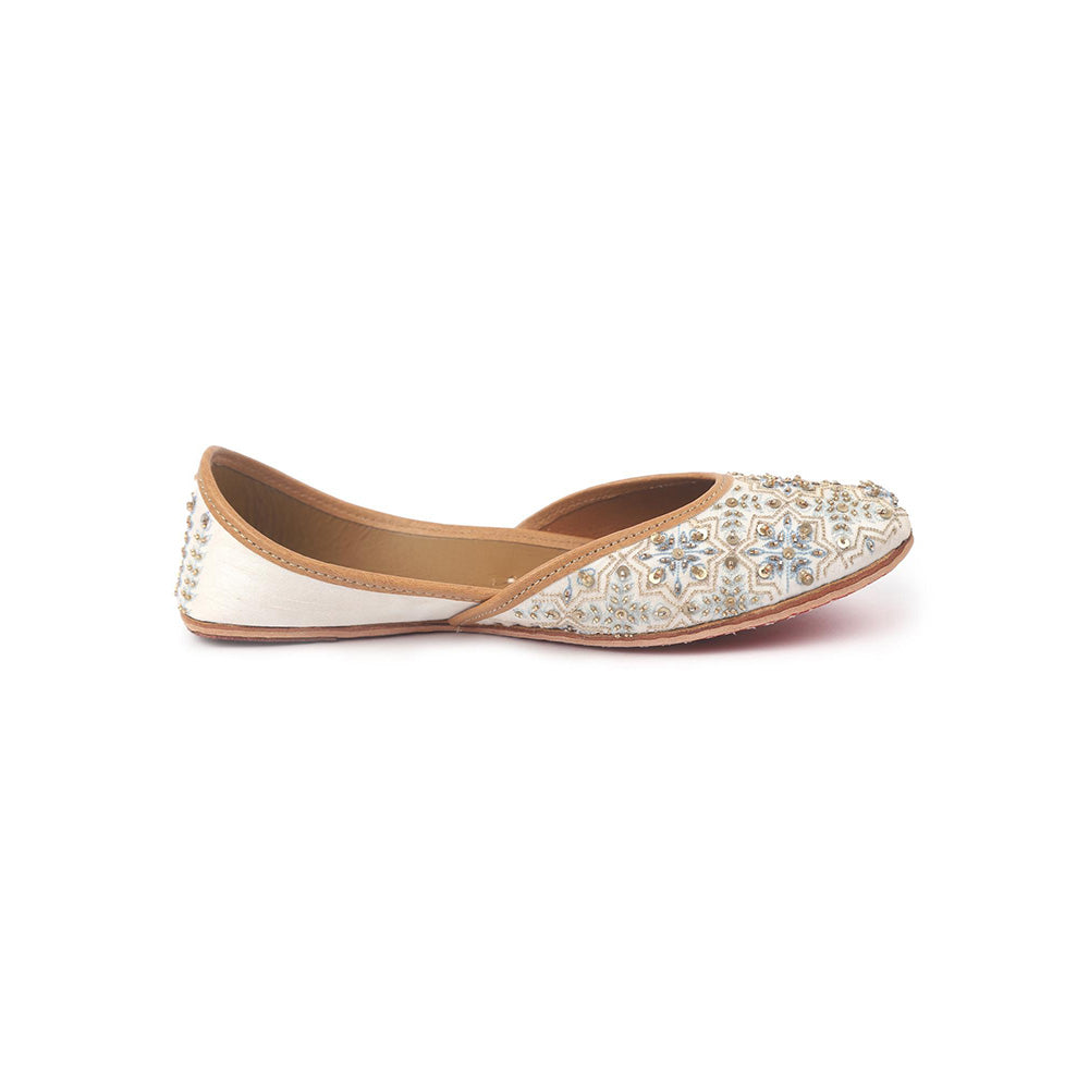 Shilpsutra Women White Bloom Juttis
