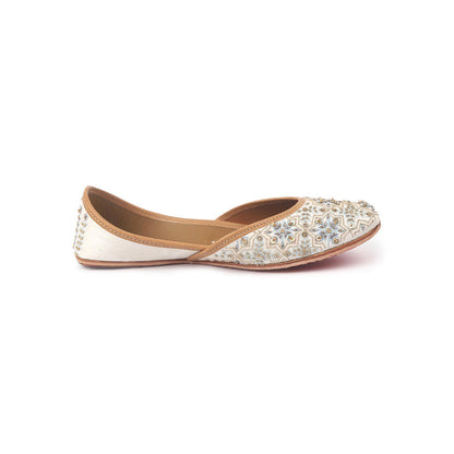 Shilpsutra Women White Bloom Juttis