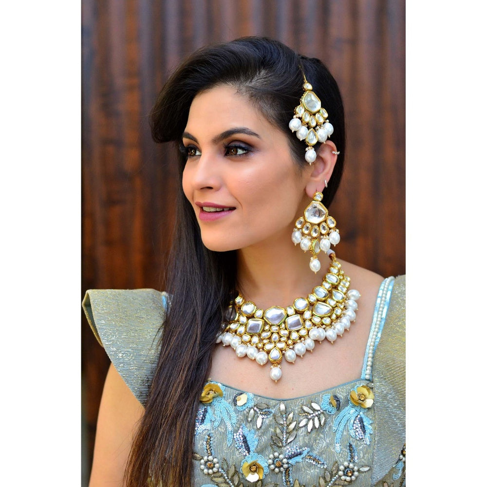 SWABHIMANN Adharsha White Gold Plated Polki Short Necklace with Earrings and Maang Tikka
