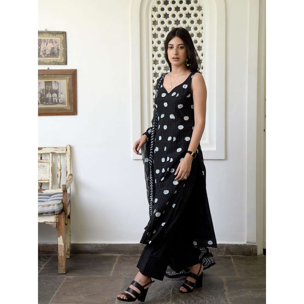 Taro india Queen of Spades Kurta with Pant and Dupatta (Set of 3)