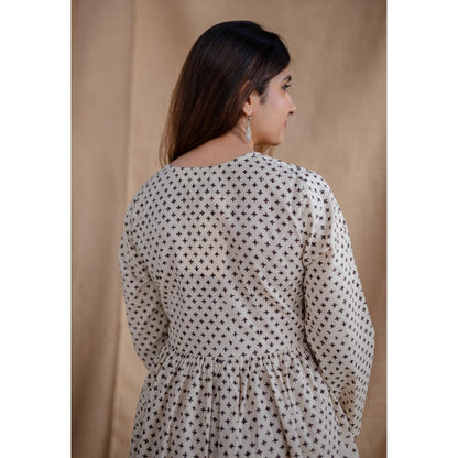 The Indian Ethnic Co. Off White A-Line Fakira Printed Mul Kurta With V Neck And Full Sleeves