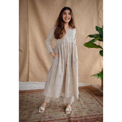 The Indian Ethnic Co. Off White A-Line Fakira Printed Mul Kurta With V Neck And Full Sleeves