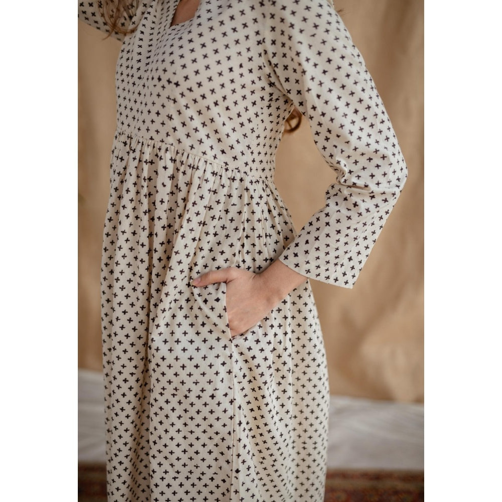 The Indian Ethnic Co. Off White A-Line Fakira Printed Mul Kurta With V Neck And Full Sleeves