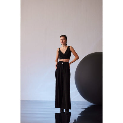 The Dapper Lady Tokyo Black Solid Crop Top