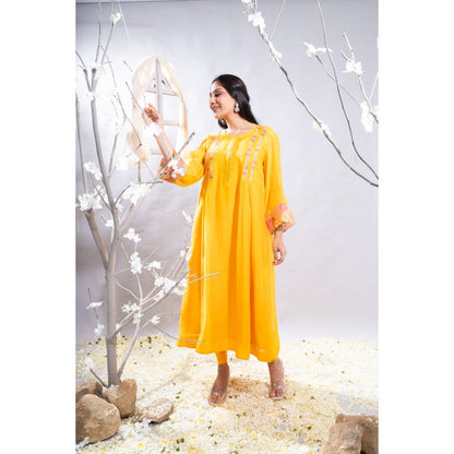 The White Tree Studio Afsheen Embroidered & Cross Smock Kurta with Pant & Inner (Set of 3)