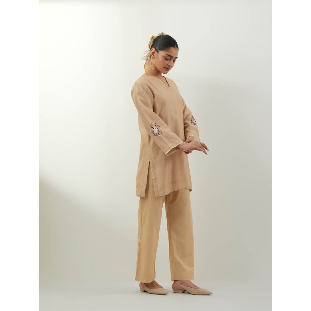 Vinusto Beige Embroidered Chanderi Kurti with Pant