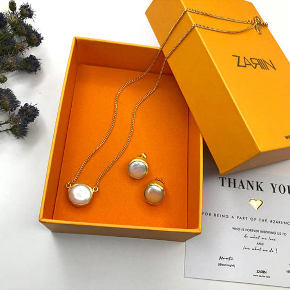 ZARIIN What A Woman Wants, Classic White Pearls Pendant And Studs Gift Box