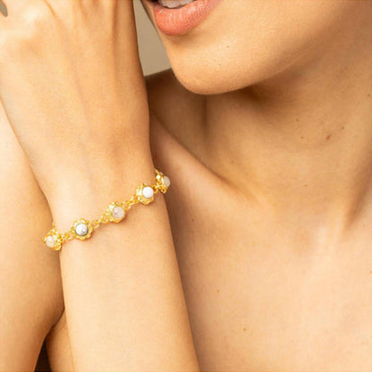 ZARIIN Howlite And Moonstone Bracelet
