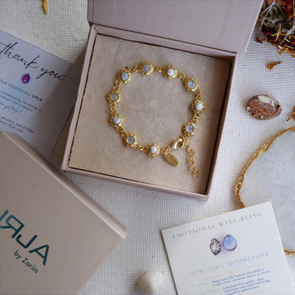 ZARIIN Howlite And Moonstone Bracelet