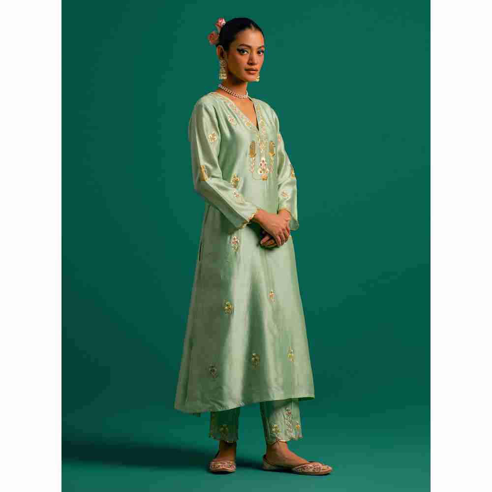 Anantaa By Roohi Trehan Green V Neck Hand Embroidered Thread Work Silk Chanderi Kurta