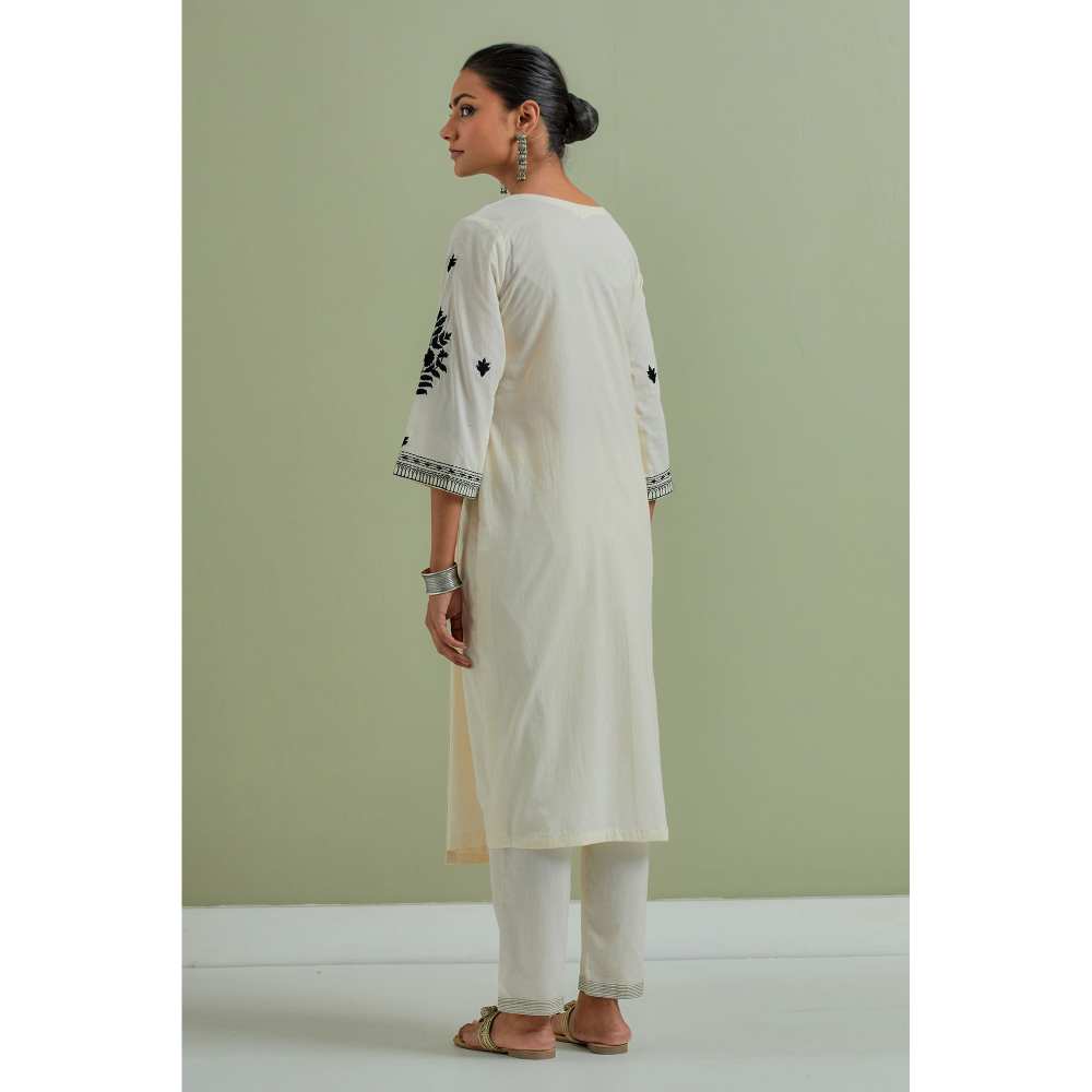 Priya Chaudhary Cotton Embroidered Off White Kurta